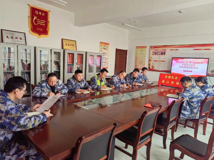 渠口牧场党支部组织学雷锋.jpg
