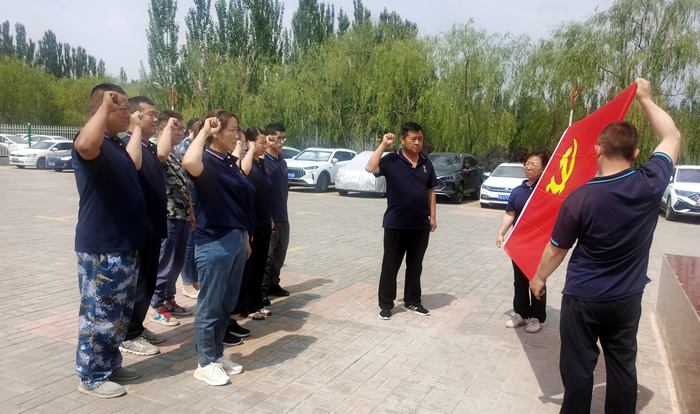 暖泉牧场党支部重温入党誓词.jpg