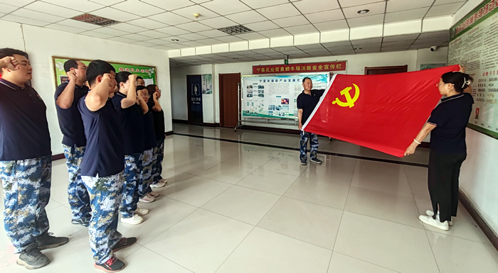 简泉奶牛场党支部重温入党誓词.jpg