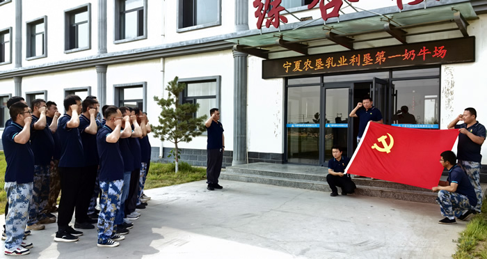 利垦牧业党支部重温入党誓词.jpg