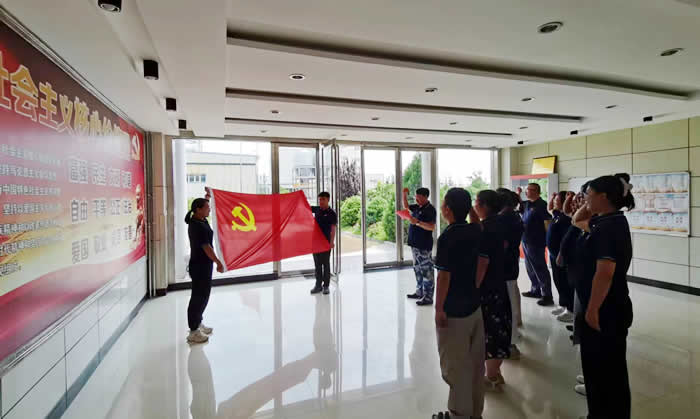饲料厂奶研所党支部入党宣誓的照片.jpg