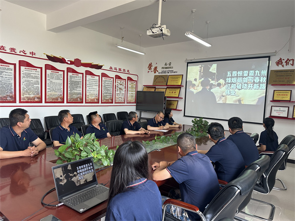白土岗牧场党支部集中观看建党伟业.jpg 白土岗牧场党支部集中观看建党伟业.jpg