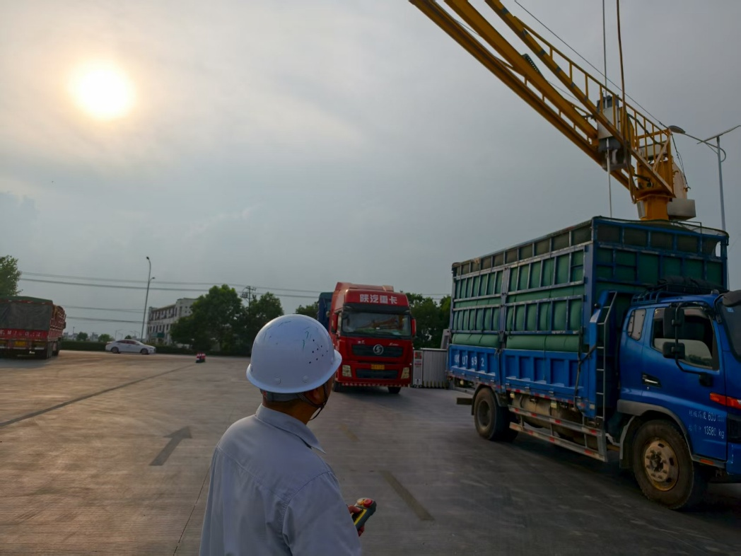 中储粮安徽分公司六安直属库工作人员进行遥控扦样。人民网记者 李栋摄