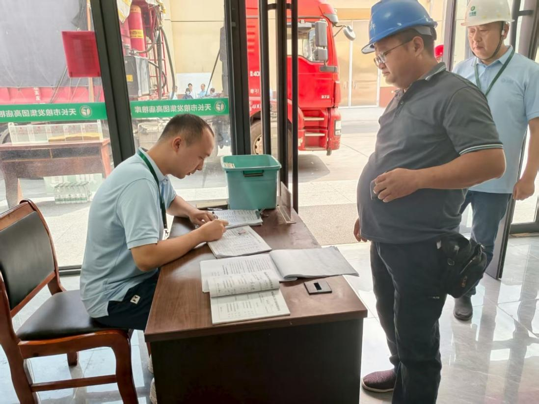 中央储备粮安徽分公司滁州直属库高庙库点为售粮户登记信息。人民网记者 李栋摄