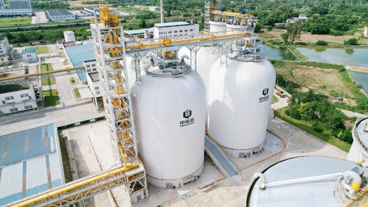 中储粮新津直属库粮食气膜仓。人民网记者 李栋摄