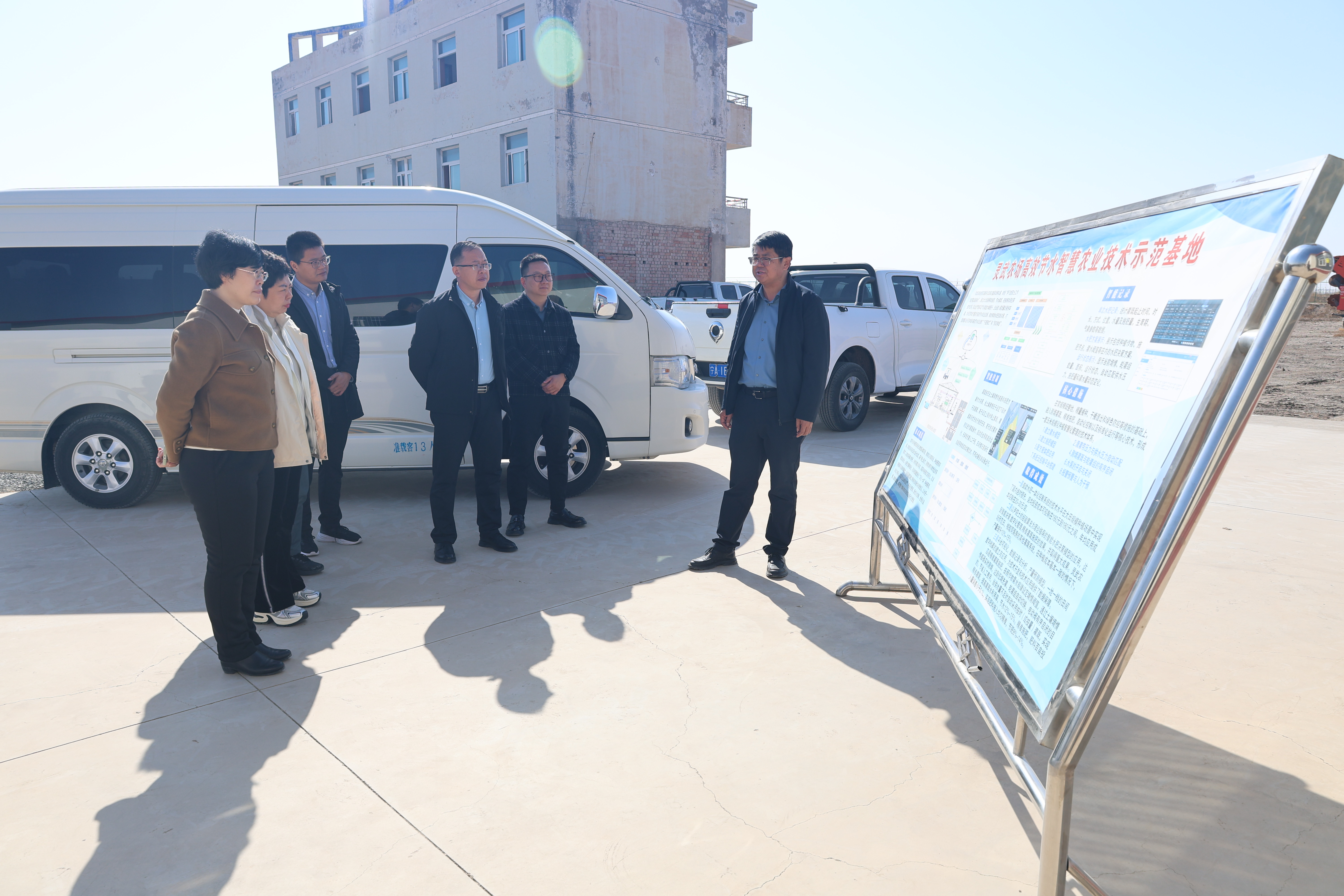 2026年3月10日，海南省委财办（省农垦改革办）财经办一处处长李莉一行莅临灵武农场观摩调研1（王霜 摄）.JPG