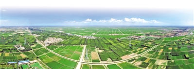 <p> 从空中俯瞰,平罗县一块块农田依次铺开,美若画卷。</p>
